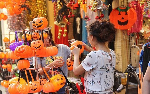 Nhộn nhịp thị trường đồ hóa trang Halloween